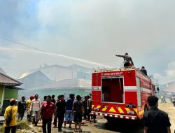 Kebakaran Hebat Terjadi Di Pasar Buli, Puluhan Rumah Terancam