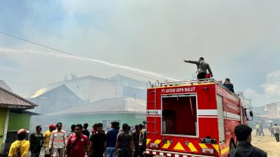 Kebakaran Hebat Terjadi Di Pasar Buli, Puluhan Rumah Terancam