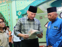 Menteri AHY Serahkan Sertipikat Tanah Wakaf di Pontianak