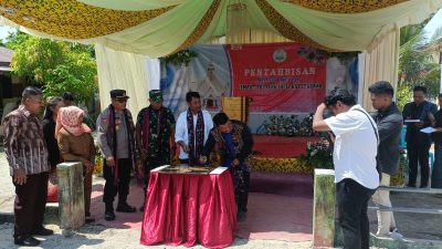 Hadiri Peresmian Gedung Gereja Hatetabako, Bupati Haltim Tandatangani Prasasti Bersama Ketua Sinode