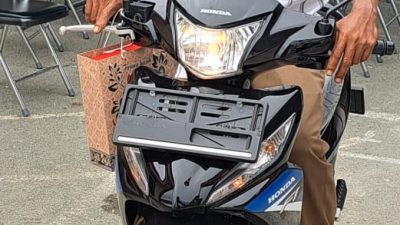 Peringatan HUT Bhayangkara ke-78 Polres Halmahera Timur Serahkan Satu Unit Motor Ke Warga Desa Sailal