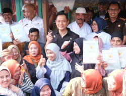 Menteri AHY Serahkan Sertipikat Hasil PTSL di Kaki Gunung Salak, Yakinkan Semua Masyarakat Miliki Kepastian Hukum Hak Atas Tanah