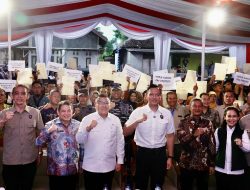 Menko AHY dan Wamen Ossy Serahkan Langsung Sertipikat Masyarakat Kabupaten Pacitan