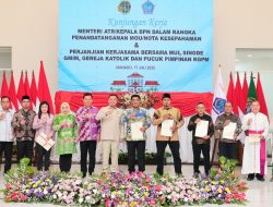 Komitmen pada Era Presiden Prabowo PR di Bidang Pertanahan Harus Selesai, Menteri Nusron Serahkan Sertipikat di Sulut