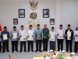 Dorong Kolaborasi Lintas Organisasi Keagamaan, Menteri Nusron Serahkan 11 Sertipikat Tanah Wakaf untuk PCNU Kalimantan Selatan