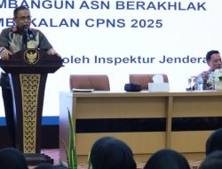 Irjen Bangun Rasa Kebanggaan CPNS Kementerian ATR/BPNInspektur Jenderal (Irjen) Kementerian Agraria dan Tata Ruang/Badan Pertanahan Nasional (ATR/BPN), Pudji Prasetijanto Hadi, menanamkan semangat kebanggaan dan tanggung jawab kepada para peserta Pelatihan Dasar Calon Pegawai Negeri Sipil (CPNS) Kementerian ATR/BPN. Rasa bangga itu berdasar dari peran strategis Kementerian ATR/BPN dalam menegakkan kedaulatan Indonesia.  “Kita menjaga, sejengkal tanah kita kuasai, sejengkal tanah kita amankan. Itulah kedaulatan. Jangan sampai tanah kita diambil oleh negara lain. Siapa yang menjaga? Teman-teman ini juga nanti,” ujar Pudji Prasetijanto Hadi, di Aula Nusantara, Badan Pemberdayaan Sumber Daya Manusia (BPSDM) Kementerian ATR/BPN, Cikeas, Jumat (07/11/2025).  Di momen pelatihan ini, Irjen Kementerian ATR/BPN juga menekankan pentingnya kesiapan mental dan semangat pengabdian para CPNS. Seluruh peserta harus siap ditugaskan di penjuru Indonesia.  “Ada yang ditempatkan di perbatasan, ada yang di pulau terluar. Jadi jangan berangan-angan penempatan hanya di Pulau Jawa,” tutur Irjen Kementerian ATR/BPN di hadapan 331 peserta Latsar CPNS Angkatan I s.d. VIII Gelombang 1 Tahun 2025.  Menurutnya, pengabdian sejati seorang Aparatur Sipil Negara (ASN) tercermin dari kesediaannya melayani di lokasi mana pun negara membutuhkan. “Lihatlah bahwa Indonesia ini sangat luas. Itulah tugas para peserta nantinya setelah menjadi PNS. Berat tugasnya,” pungkas Pudji Prasetijanto Hadi. (GE/RT)  #KementerianATRBPN #MelayaniProfesionalTerpercaya #MajuDanModern #MenujuPelayananKelasDunia