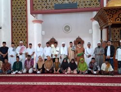 Usai Salat Jumat, Bupati Ubaid Yakub Serahkan Puluhan Paket Sembako BAZNAS Haltim untuk Warga Tiga Desa